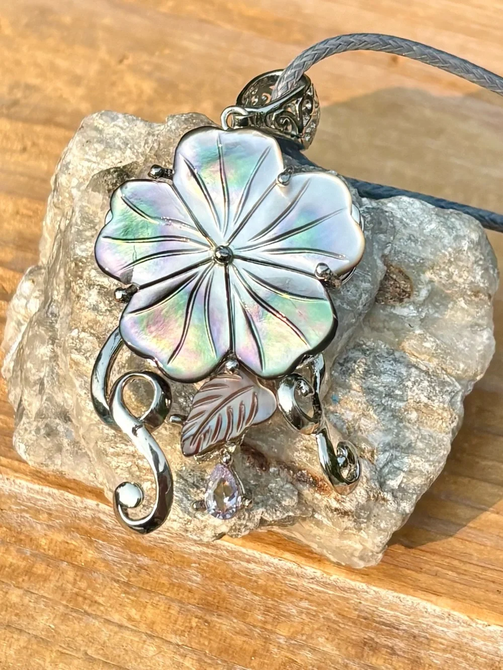 NEW! Flower Abalone Shell Necklace